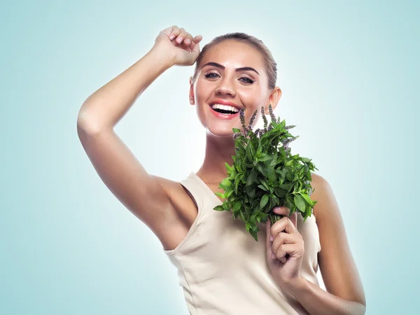 Frau mit einem Bund frischer Minze. Konzept vegetarische Ernährung — Stockfoto