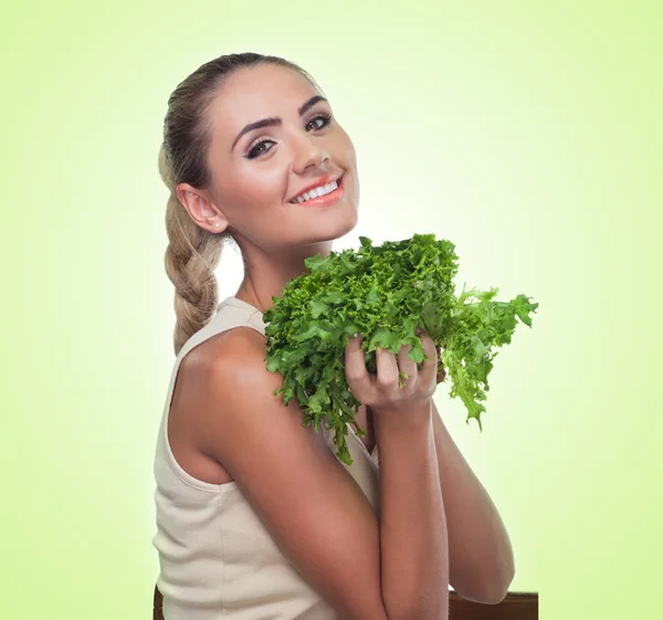 Mujer con manojo de hierbas (ensalada). Concepto de dieta vegetariana — Foto de Stock