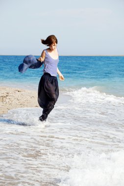 Sahilde yaz günü istirahat güzel tabaklanmış kadın