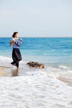 Sahilde yaz günü istirahat güzel tabaklanmış kadın