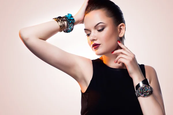 Model posiert in exklusivem Schmuck. Professionelles Make-up — Stockfoto