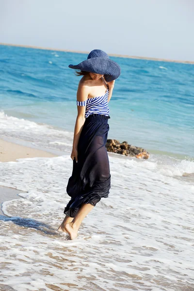 Beautiful tanned woman resting on the beach in summer day — Stock Photo, Image