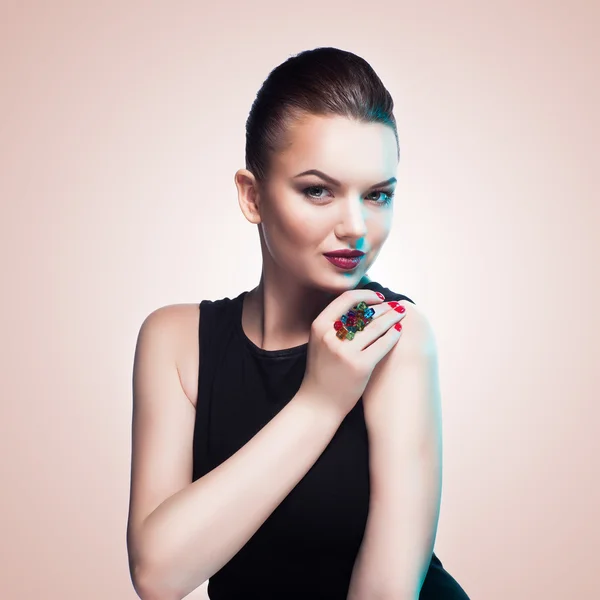Model posiert in exklusivem Schmuck. Professionelles Make-up — Stockfoto