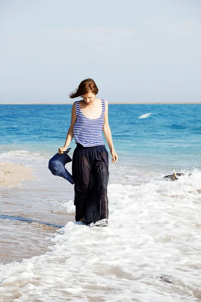 Hermosa mujer bronceada descansando en la playa en el día de verano — Foto de Stock