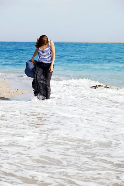 Vacker garvade kvinna vilar på stranden i sommardag — Stockfoto