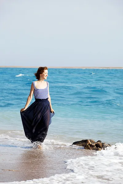 Beautiful tanned woman resting on the beach in summer day — Stock Photo, Image