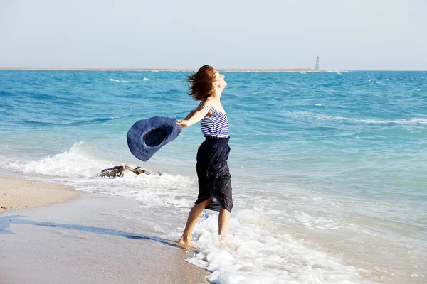 Schöne gebräunte Frau, die sich an einem Sommertag am Strand ausruht — Stockfoto