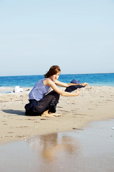 아름 다운 빠져 있 었 단된 여자 여름 날에는 해변에서 휴식 — 스톡 사진