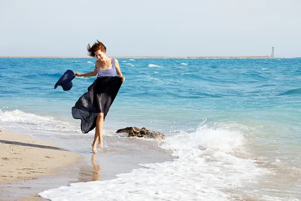 Schöne gebräunte Frau, die sich an einem Sommertag am Strand ausruht — Stockfoto