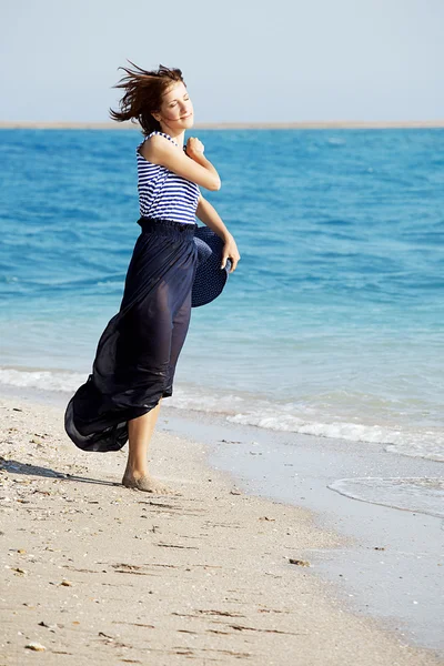 夏の日にビーチで休んで美しい日焼けした女性 — ストック写真