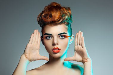 profesyonel makyaj ve saç modeli ile güzel bir kadın