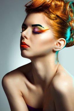 profesyonel makyaj ve saç modeli ile mor elbiseli güzel kadın moda