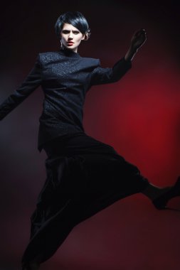 siyah elbiseli seksi fashionl kadın Studio vurdu. profesyonel makyaj ve saç modeli