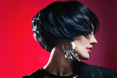 siyah elbiseli seksi fashionl kadın Studio vurdu. profesyonel makyaj ve saç modeli