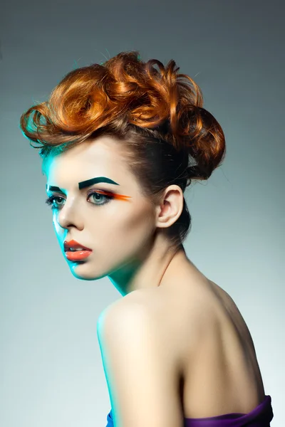 Hermosa mujer con maquillaje profesional y peinado — Foto de Stock
