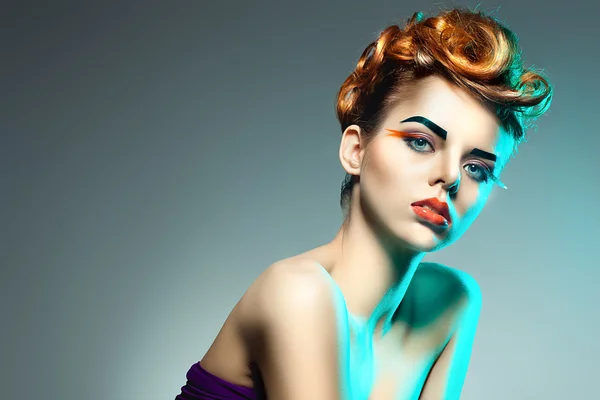 Hermosa mujer con maquillaje profesional y peinado —  Fotos de Stock