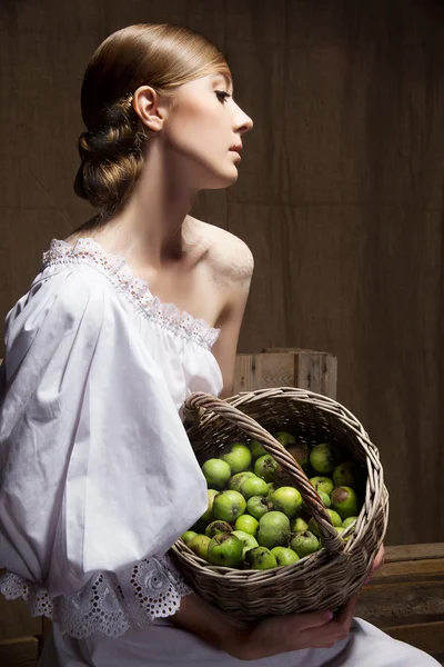 Retrato de mulher em vestido de casamento. Maquiagem profissional e penteado — Fotografia de Stock