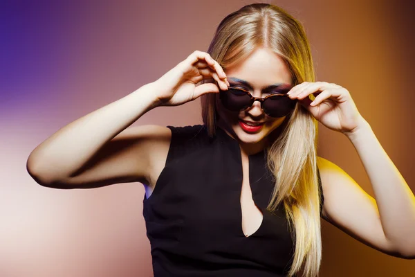 Модная женщина в солнцезащитных очках, студийный снимок. профессиональный макияж и прическа — стоковое фото