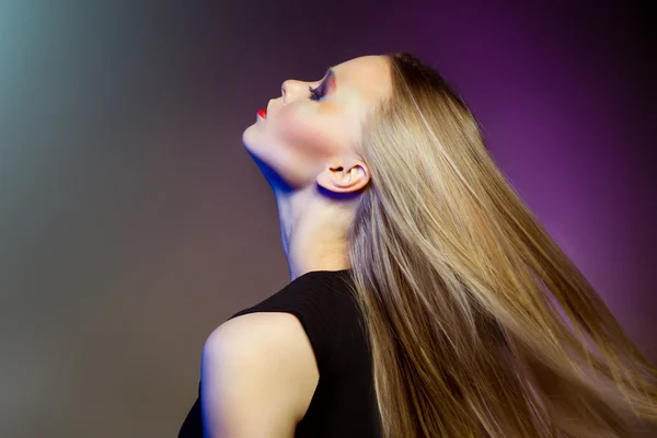 Mulher de moda com maquiagem profissional e penteado i, tiro de estúdio — Fotografia de Stock