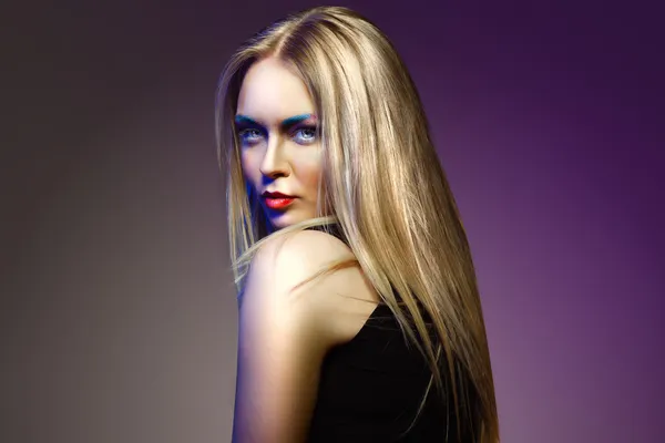 Mode vrouw met professionele make-up en haarstijl, studio opname — Stockfoto