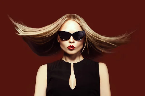 Mujer de moda en gafas de sol, tiro al estudio. Maquillaje profesional y peinado — Foto de Stock