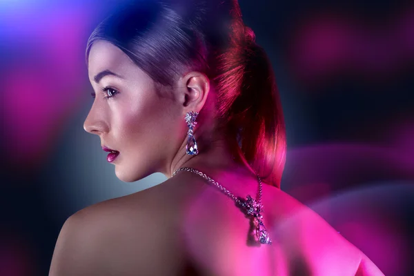 Hermosa modelo de moda posando en joyas exclusivas . — Foto de Stock