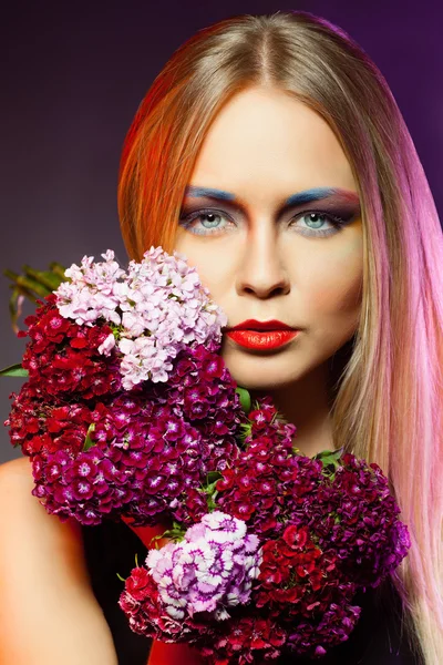 Krása ženy withwith květinový věnec. profesionální make-up — Stock fotografie