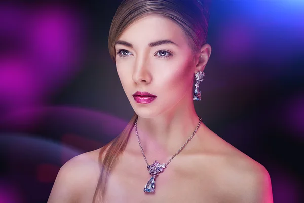 Modelo de moda bonita posando em jóias exclusivas . — Fotografia de Stock