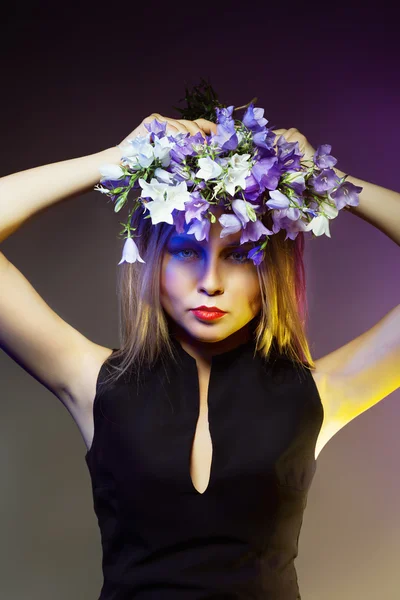 Skönhet kvinna withwith blomma krans. Professionell makeup — Stockfoto