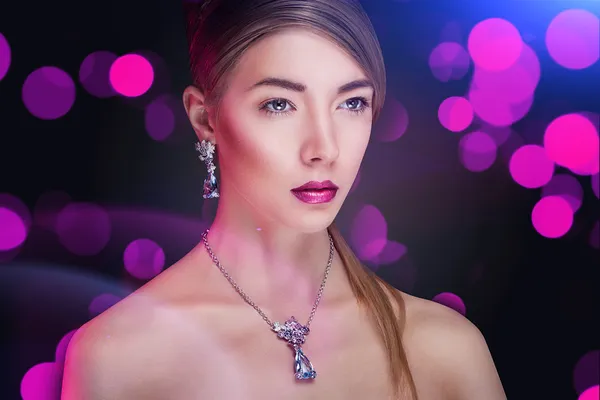 Beautiful fashion model posing in exclusive jewelry. — Stock Photo, Image