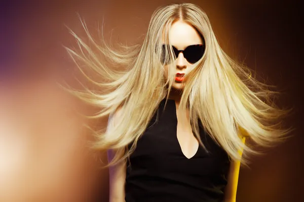 Модная женщина в солнцезащитных очках, студийный снимок. профессиональный макияж — стоковое фото