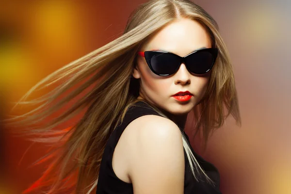 Fashion woman in sunglasses, studio shot. Professional makeup an — Stock Photo, Image