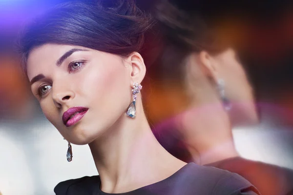 Beautiful fashion model posing in exclusive jewelry. — Stock Photo, Image