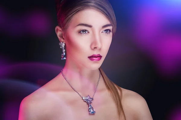 Beautiful fashion model posing in exclusive jewelry. — Stock Photo, Image