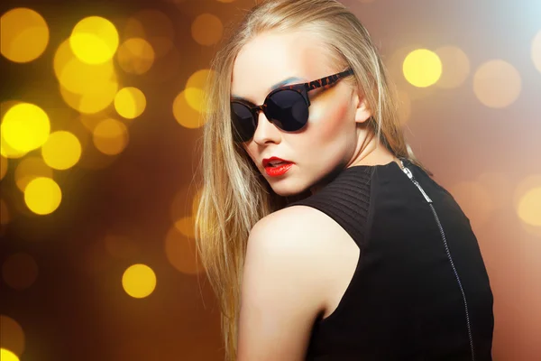 Güzel yakın çekim portre ve güneş gözlüklü kadın moda — Stok fotoğraf