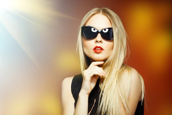 Nahaufnahme Porträt der schönen und modischen Frau mit Sonnenbrille — Stockfoto