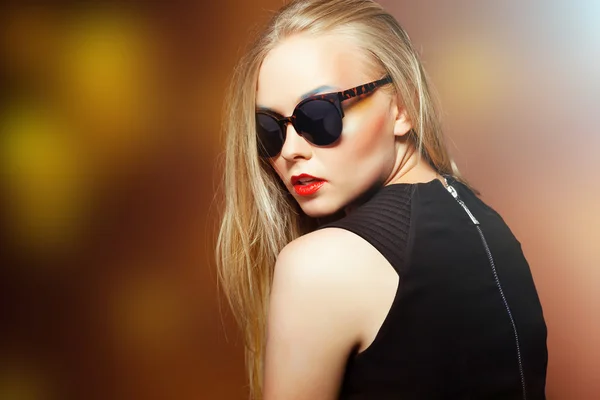 Güzel yakın çekim portre ve güneş gözlüklü kadın moda — Stok fotoğraf