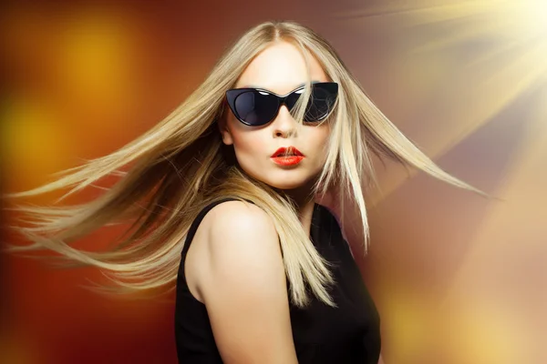Close-up retrato de mulher bonita e de moda em óculos de sol — Fotografia de Stock