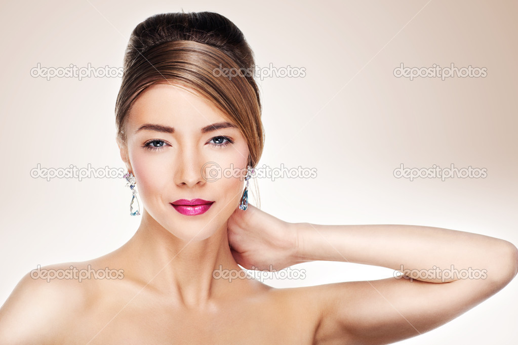 Beautiful fashion model posing in exclusive jewelry.