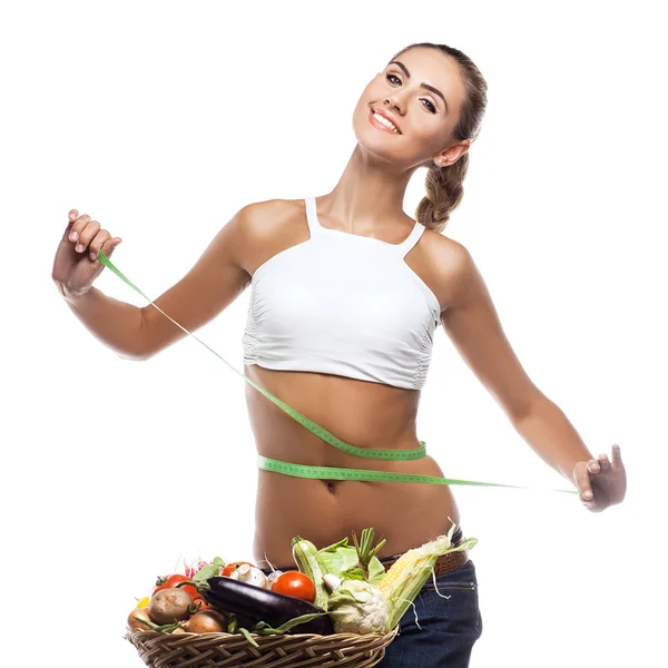 Feliz joven mujer sosteniendo cesta con verduras — Foto de Stock