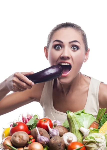 Glad ung kvinna med korg med grönsaker — Stockfoto