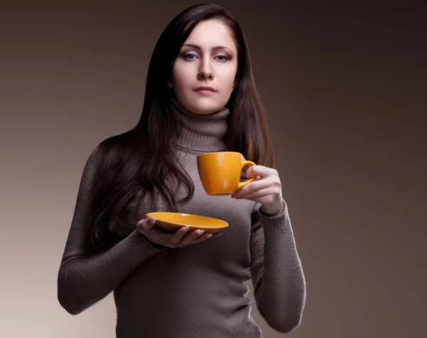 Kvinna med kopp väldoftande kaffe — Stockfoto