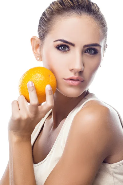 Mujer joven feliz con naranja —  Fotos de Stock