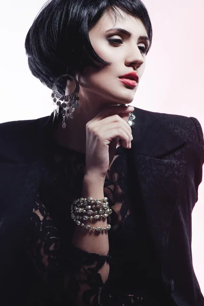 Sexy modische Frau im schwarzen Guipure-Kleid. — Stockfoto