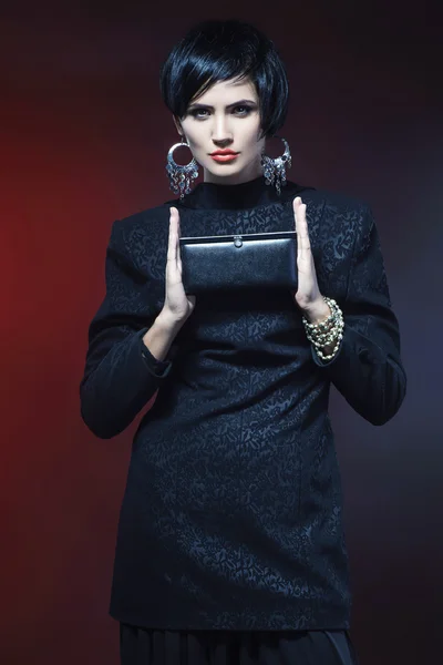 Studioaufnahme einer sexy modischen Frau im schwarzen Kleid. — Stockfoto