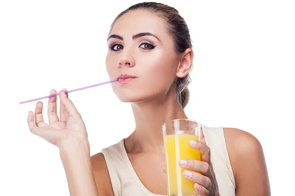 Giovane donna felice con succo d'arancia. Dieta vegetariana - salute — Foto Stock