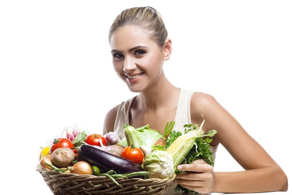 Feliz joven mujer sosteniendo cesta con verduras — Foto de Stock