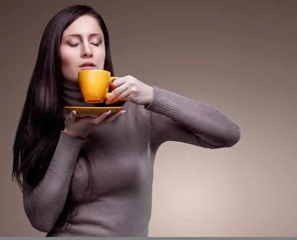 Vrouw met kop aromatische koffie — Stockfoto