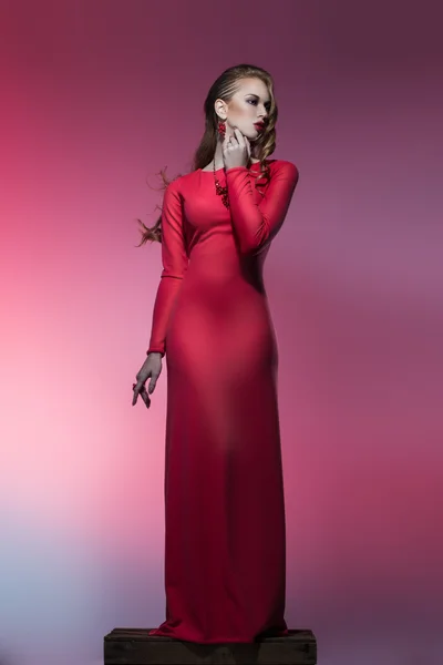 美しい女性で赤いドレス — ストック写真