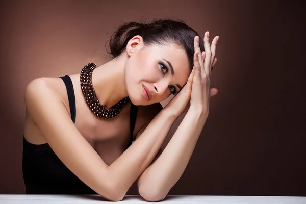 Mujer en joyería exclusiva — Foto de Stock